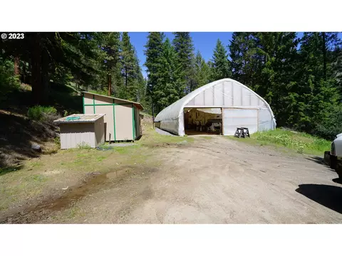 10233 M And M Ln, Unity, OR 97884