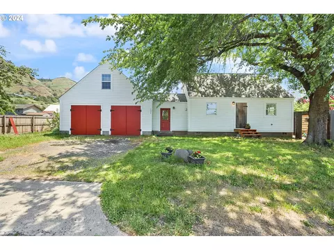 104 4th St, Lyle, WA 98635