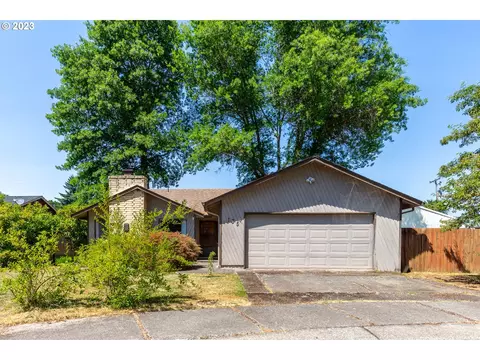 135 Kari Pl, Lebanon, OR 97355