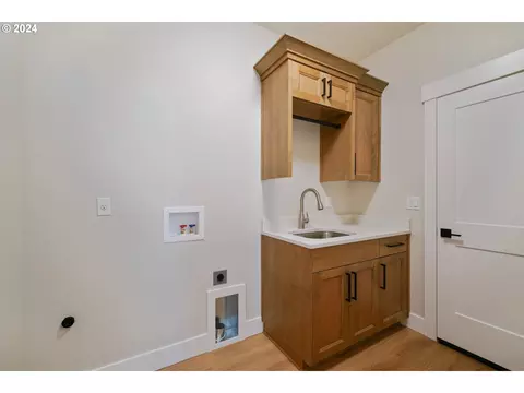 6731 Devon St SE, Salem, OR 97302