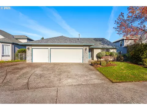 723 SW 28th St, Troutdale, OR 97060