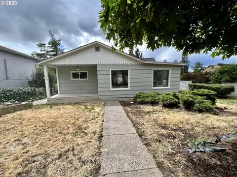 268 SE Pitzer St, Roseburg, OR 97470