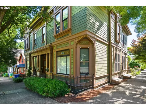 2738 SW 2nd Ave, Portland, OR 97201