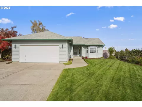 963 Smith St, Harrisburg, OR 97446