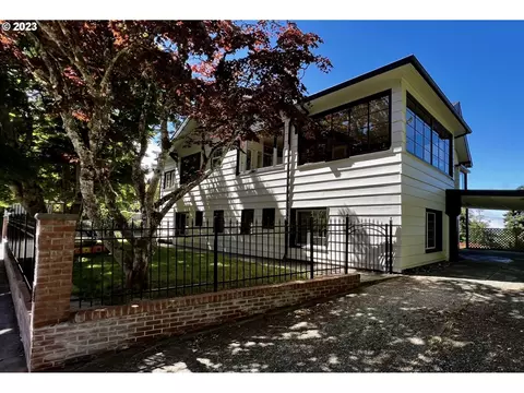 380 N 2nd Ct, Coos Bay, OR 97420