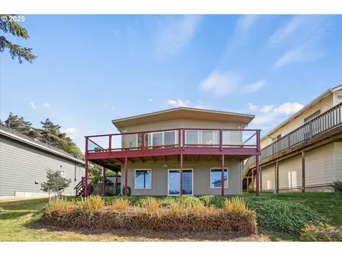 1043 SW 8th St, Lincoln City, OR 97367