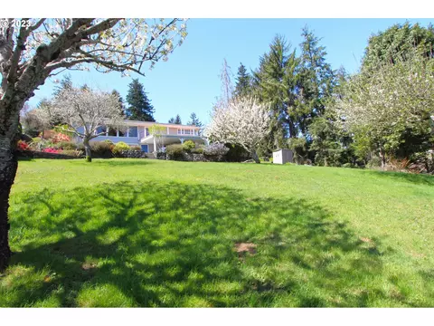 740 S 12th St, Coos Bay, OR 97420