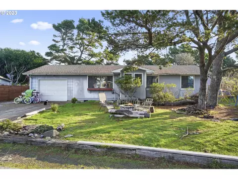 1722 Coosah Ct, Florence, OR 97439