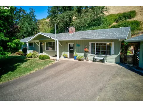 17312 N Bank Rd, Roseburg, OR 97470