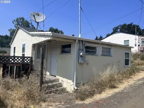 739 NE Jackson St, Roseburg, OR 97470