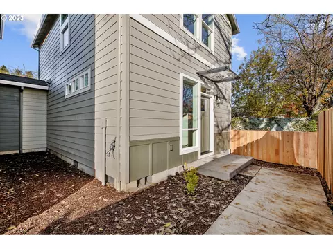 8517 SE Yamhill St, Portland, OR 97216