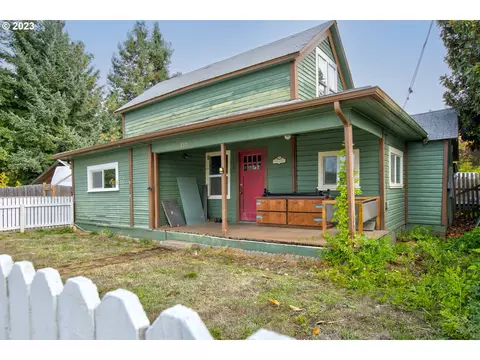 232 NE 3rd St, Oakland, OR 97462