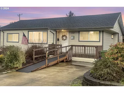 1727 Hayes St, North Bend, OR 97459