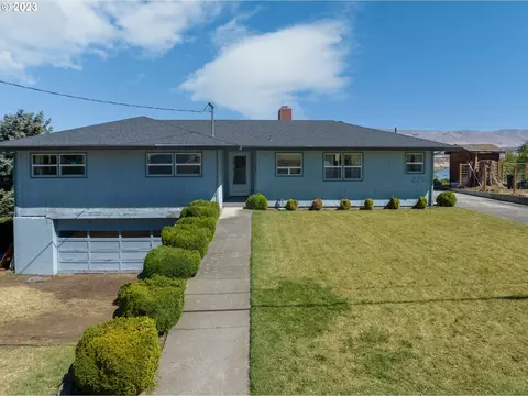 2203 E 10th St, The Dalles, OR 97058