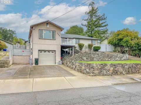 764 NE Knoll Ave, Roseburg, OR 97470