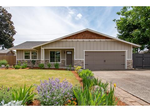 825 NE Fairway Ln, Canby, OR 97013