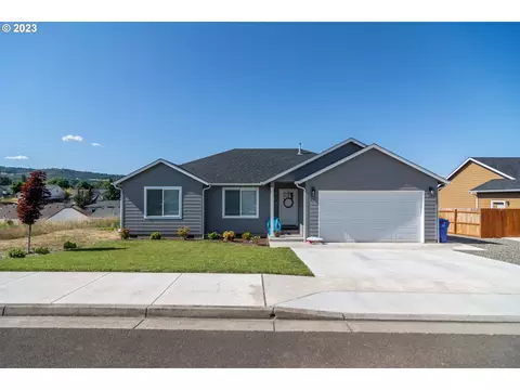 242 NE Bramble St, Winston, OR 97496