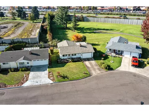 2239 Country Club Ter, Woodburn, OR 97071