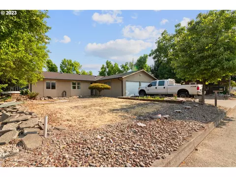 570 NE 15th Ave, Canby, OR 97013