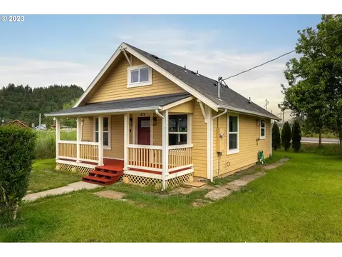 879 Laurel Ave, Reedsport, OR 97467