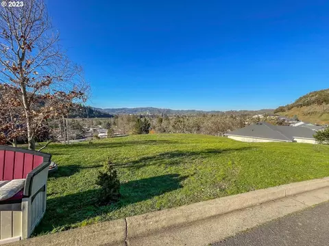448 N View Dr, Roseburg, OR 97470