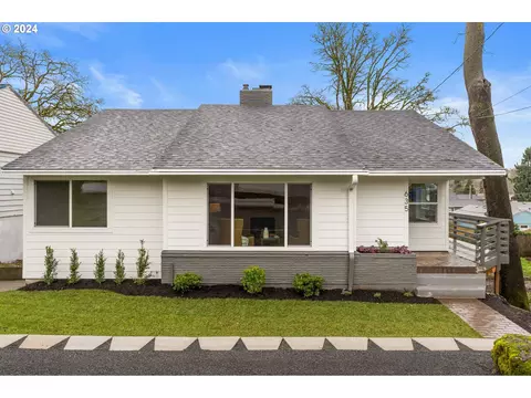 635 E Fairfield St, Gladstone, OR 97027