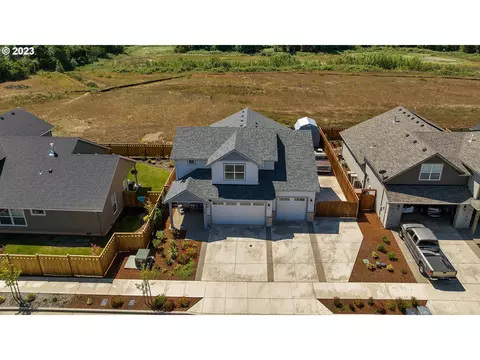 1737 SE Thimbleberry Ave, Dallas, OR 97338