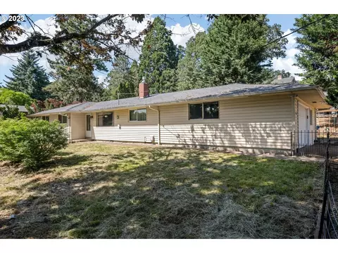 15921 SE Oatfield Private Dr Rd, Milwaukie, OR 97267