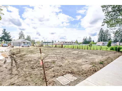 915 Hardcastle Ave, Woodburn, OR 97071