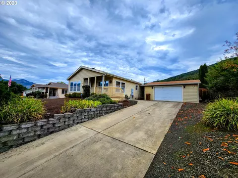 106 Margie Ct, Myrtle Creek, OR 97457