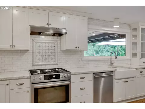 Kitchen - 12653 NE Cedarbrook Rd, Aurora, OR 97002 photo 3 of 5