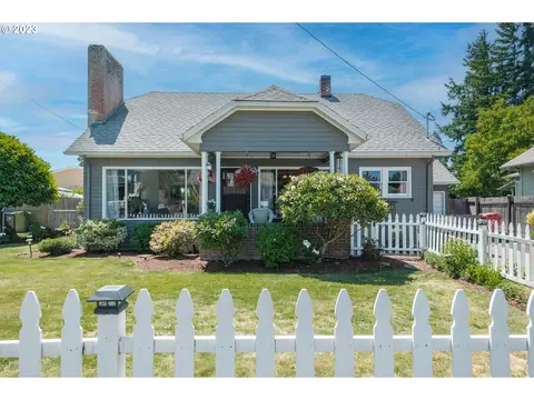 417 N 2nd St, Silverton, OR 97381