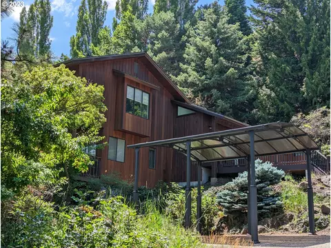 10 Pine Crest Dr, La Grande, OR 97850