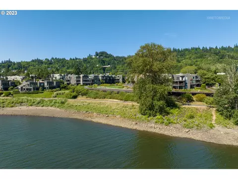 5620 S Riverside Ln #1, Portland, OR 97239