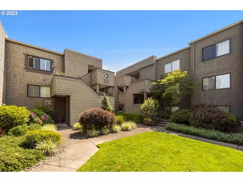 5620 S Riverside Ln #15, Portland, OR 97239