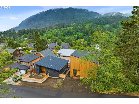 409 College Ave, Manzanita, OR 97130