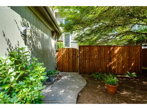 1500 Norkenzie Rd #5, Eugene, OR 97401