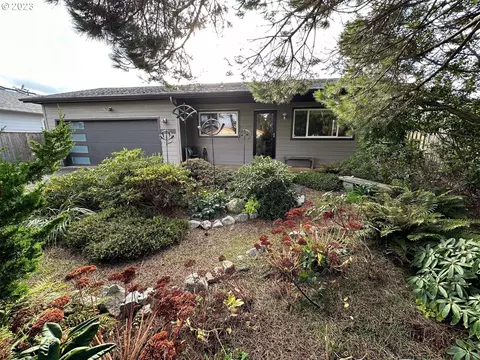 835 SW 9th St, Bandon, OR 97411