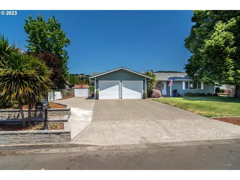 1776 NW Beaumont Ave, Roseburg, OR 97471