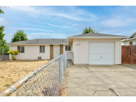 4288 Coronado Dr, Roseburg, OR 97471