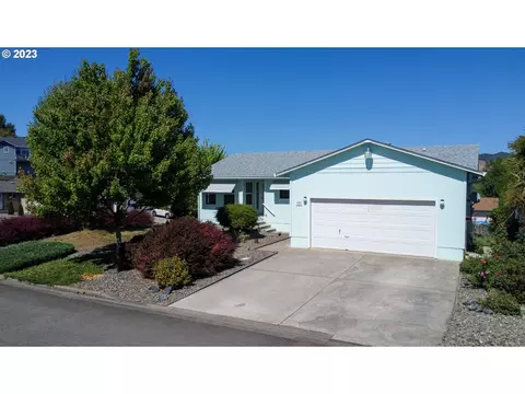 108 Pasadena Ct, Roseburg, OR 97471