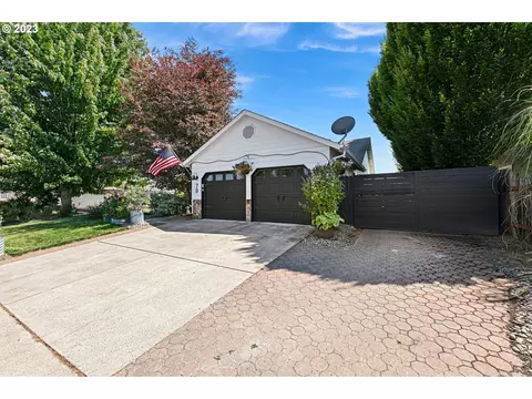 79 Sandalwood Loop, Creswell, OR 97426