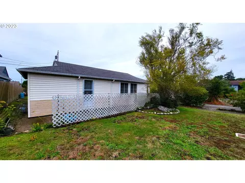 1076 Maryland Ave, Coos Bay, OR 97420
