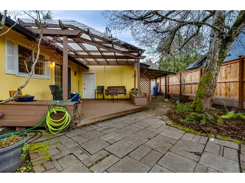 Exterior - 1230 Debrick Rd, Eugene, OR 97401 photo 6 of 10
