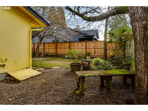 Exterior - 1230 Debrick Rd, Eugene, OR 97401 photo 8 of 10