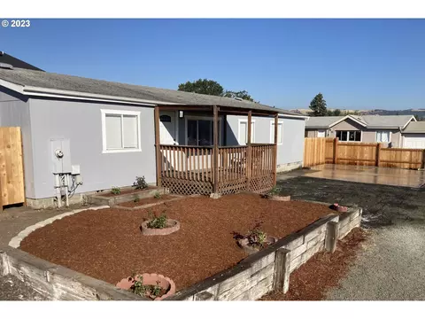 137 Capitola Ct, Roseburg, OR 97471