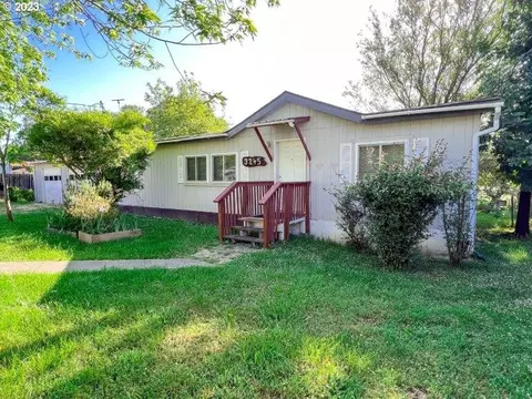3245 NW Broad St, Roseburg, OR 97471