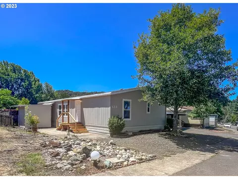 123 Colton Ln, Roseburg, OR 97470