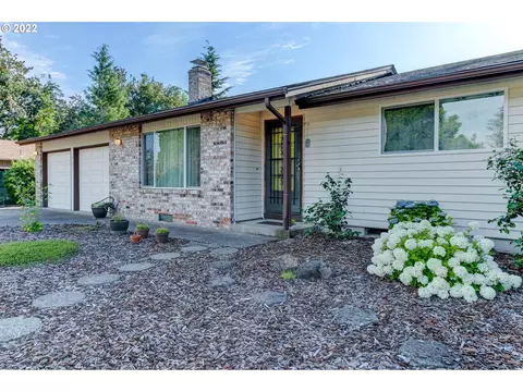 18633 Roundtree Dr, Oregon City, OR 97045