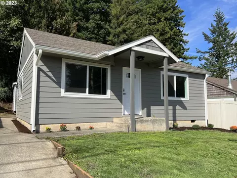 896 W 17th St, Coquille, OR 97423
